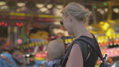 mamá con el bebé caminando en la feria