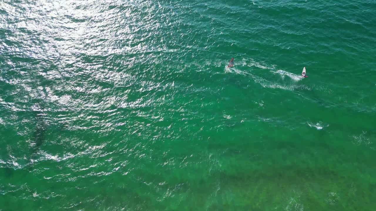 vista aérea de los windsurfistas en el océano