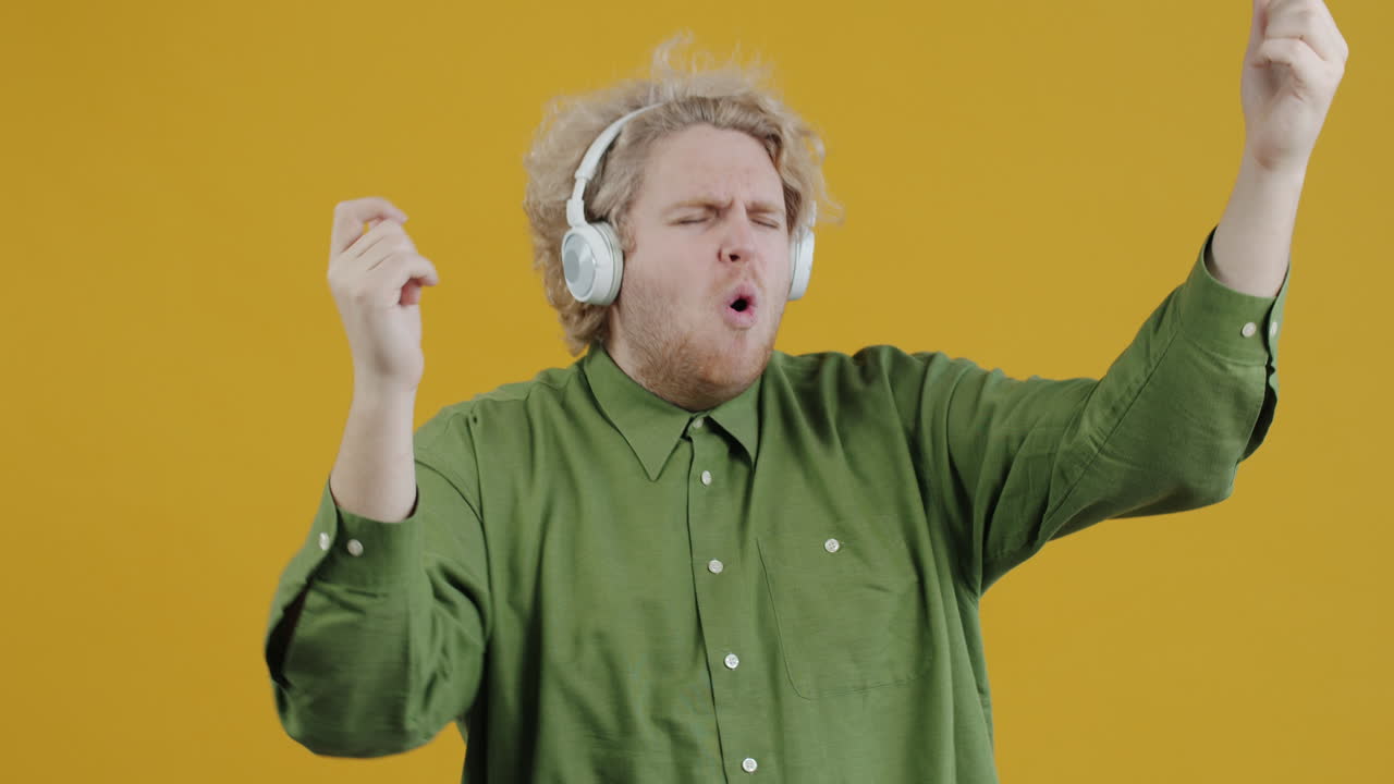 헤드폰을 달고 춤추는 남자