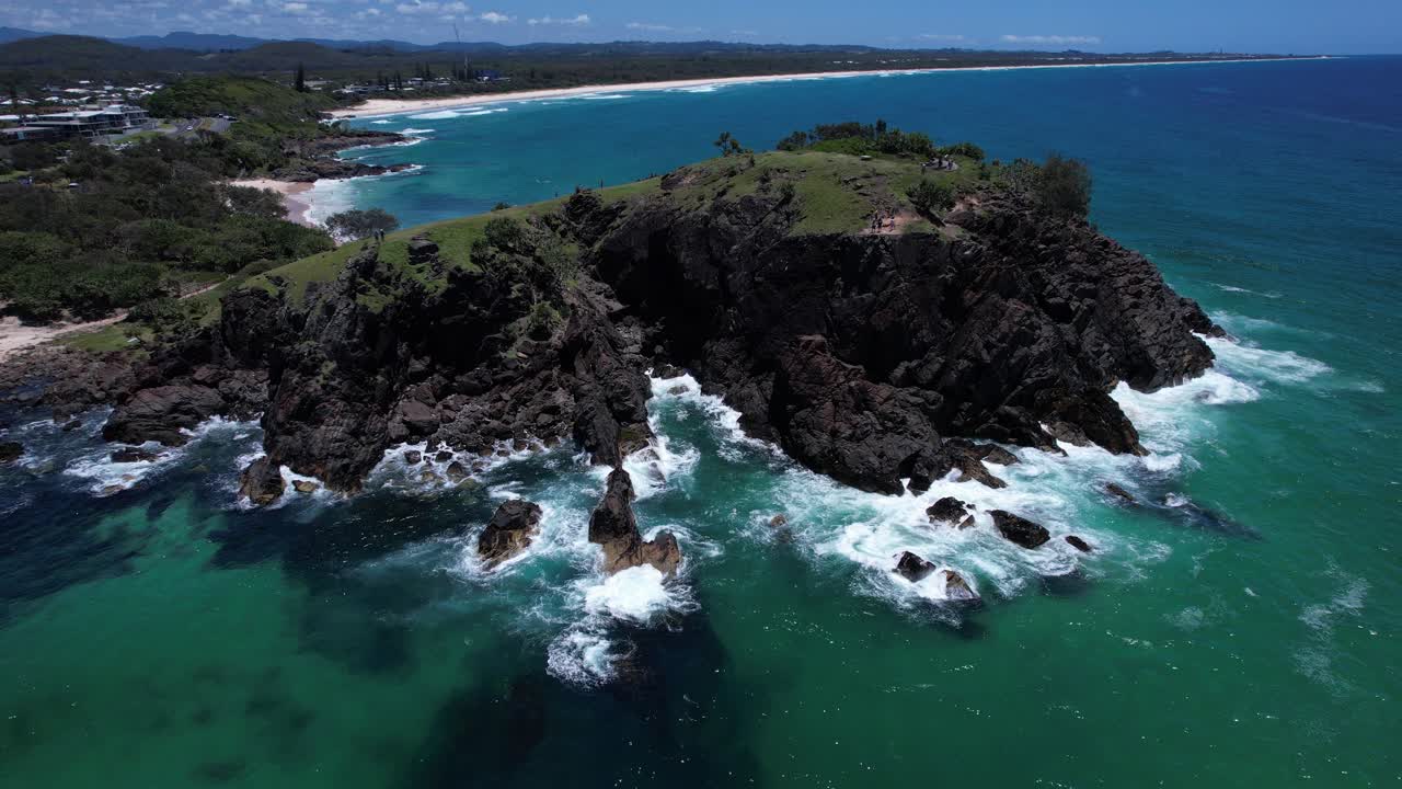 Onde marine che si infrangono sulle coste del lungomare di Norries Headland a Cabarita Beach, Nuovo Galles del Sud, Australia. Ripresa aerea