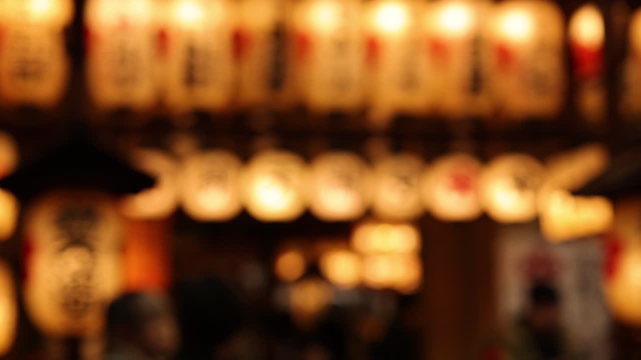 movimiento borroso de linternas tradicionales brillantes