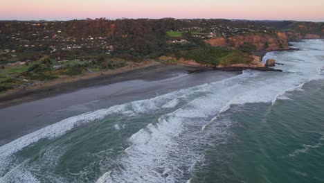 Olas-Chapoteando-En-La-Playa-De-Muriwai-Al-Atardecer-En-La-Costa-Oeste-De-Auckland-En-Nueva-Zelanda