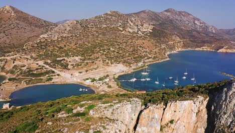 imágenes aéreas de la costa rocosa de la turquía del mar egeo y del puerto deportivo con veleros y barcos