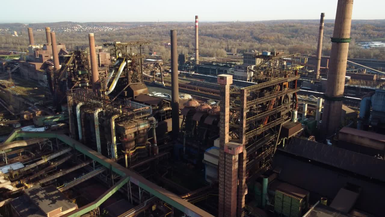 vista aérea detallada de los altos hornos de acero inactivos y las chimeneas altísimas de ostrava-liberty