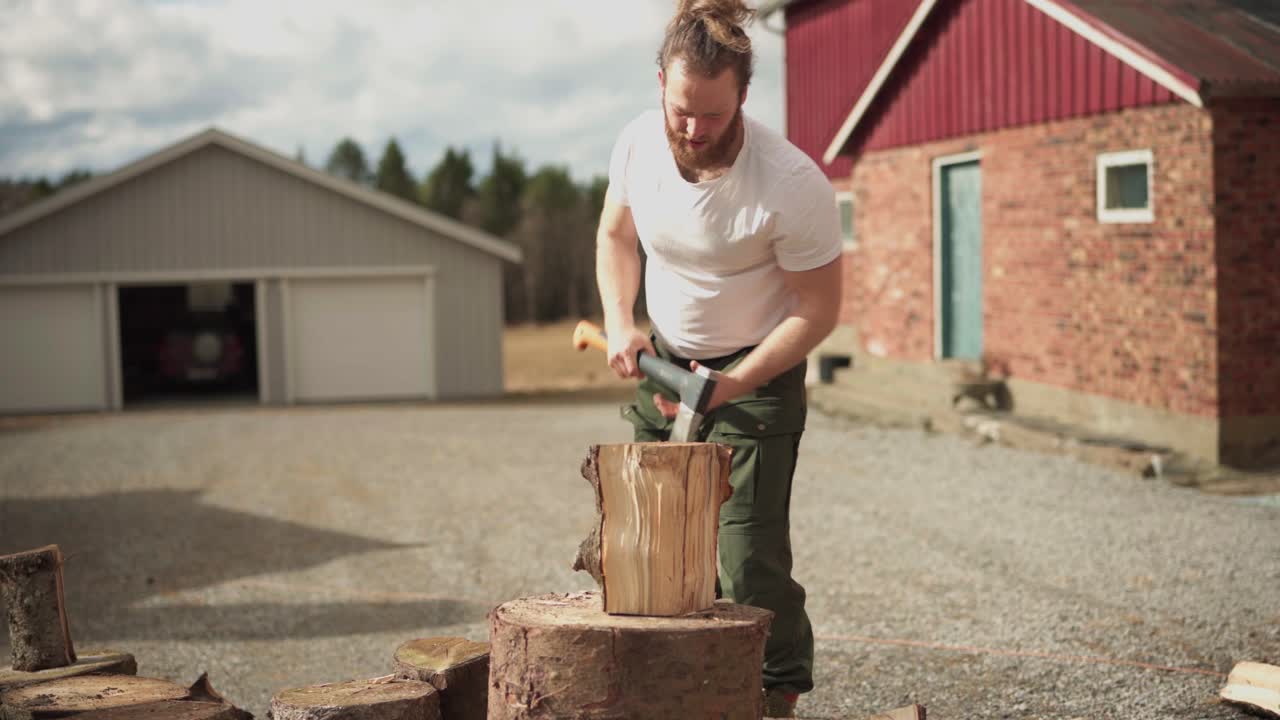 hombre caucásico con barba cortando bosques al aire libre usando un hacha