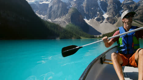 hombre remando un barco en el río en el campo 4k