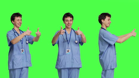 Fröhliche-Krankenschwester-Gibt-Daumen-Hoch-Zeichen-Vor-Greenscreen-Hintergrund,