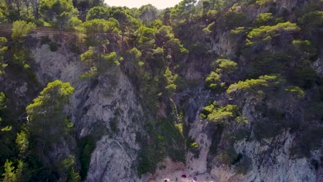 Nach-Oben-Fliegen-Und-über-Die-Klippen-Des-Mittelmeers-Blicken