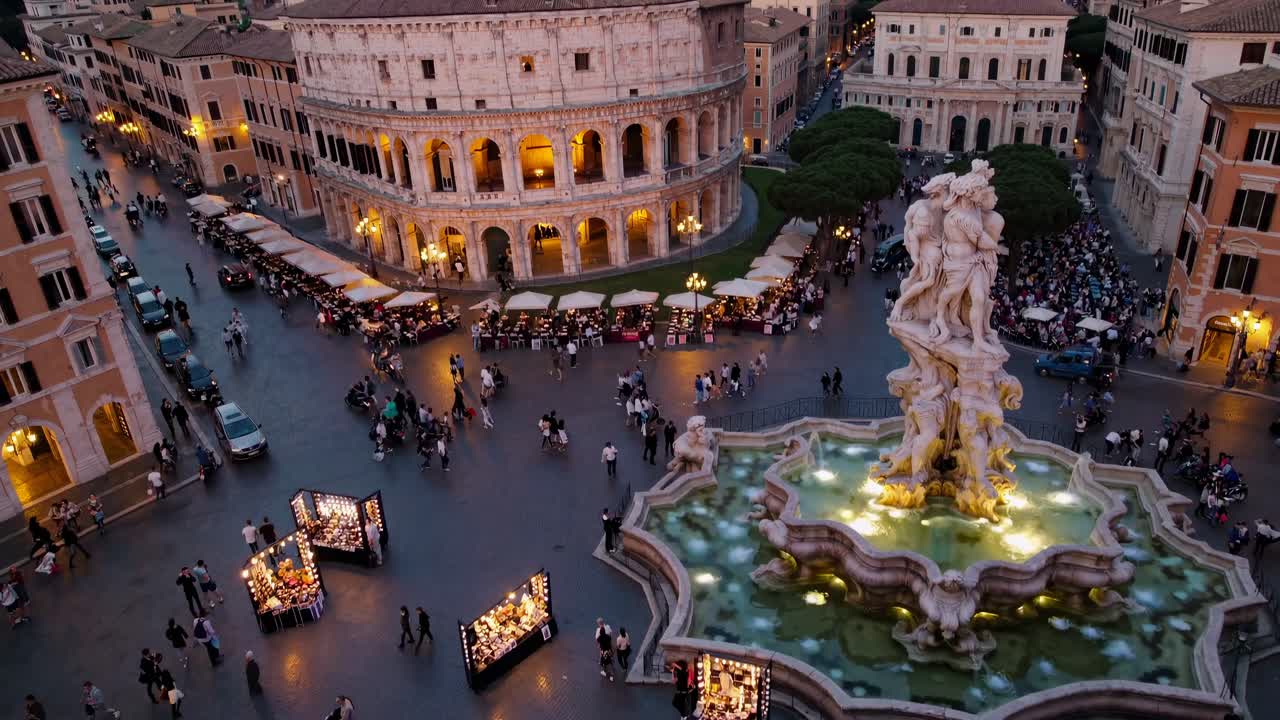 Video aereo riprende una vivace piazza italiana al tramonto, mettendo in risalto l'architettura storica.