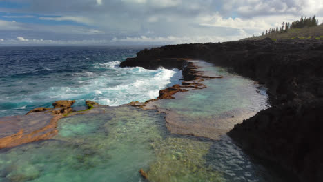 Cap-Des-Pins,-Natürliche-Felsenbecken-An-Der-Küste-An-Der-Küste-Der-Insel-Lifou-In-Neukaledonien