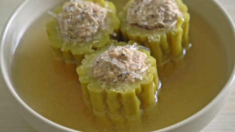 calabaza amarga rellena con cerdo picado sazonado y tazón de sopa de fideos