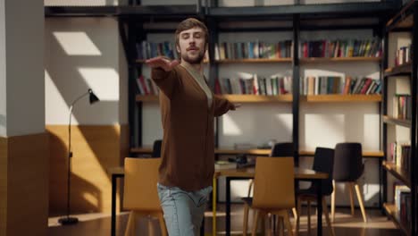 hombre estirándose en una biblioteca