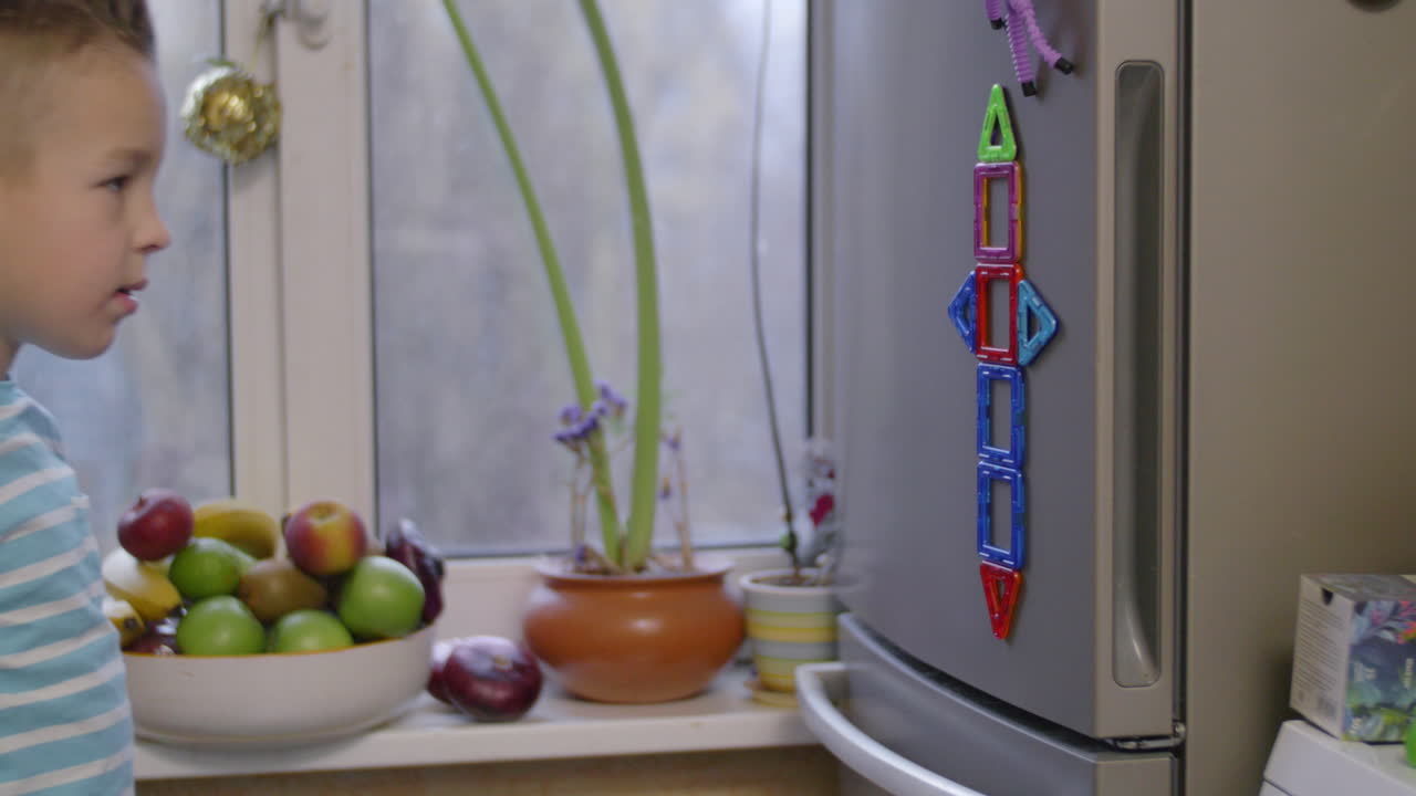 niño jugando con figuras magnéticas