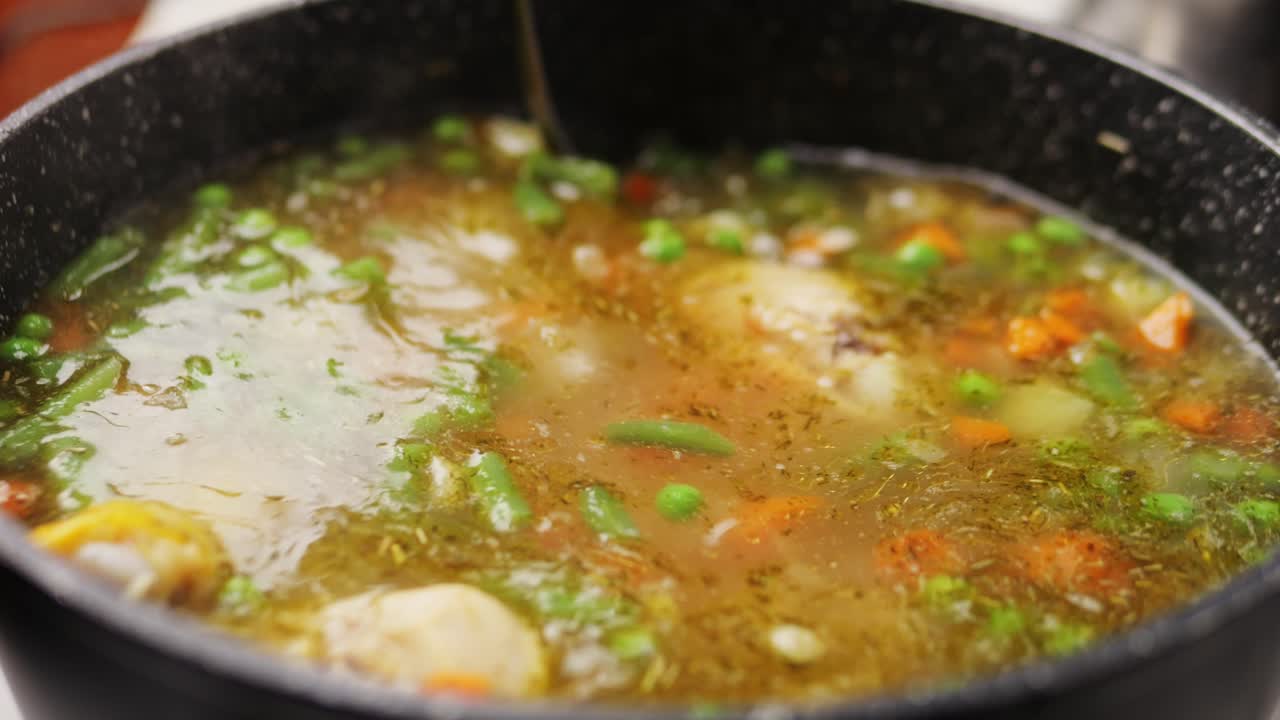 se está preparando sopa de pollo y verduras.