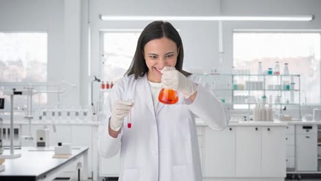 científica india psíquica haciendo experimentos en un laboratorio