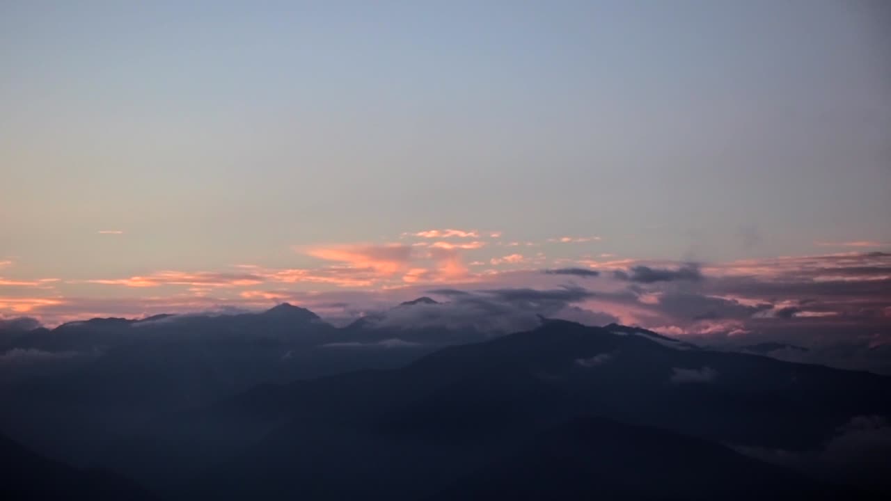 산맥 뒤로 스며드는 황금빛 햇살