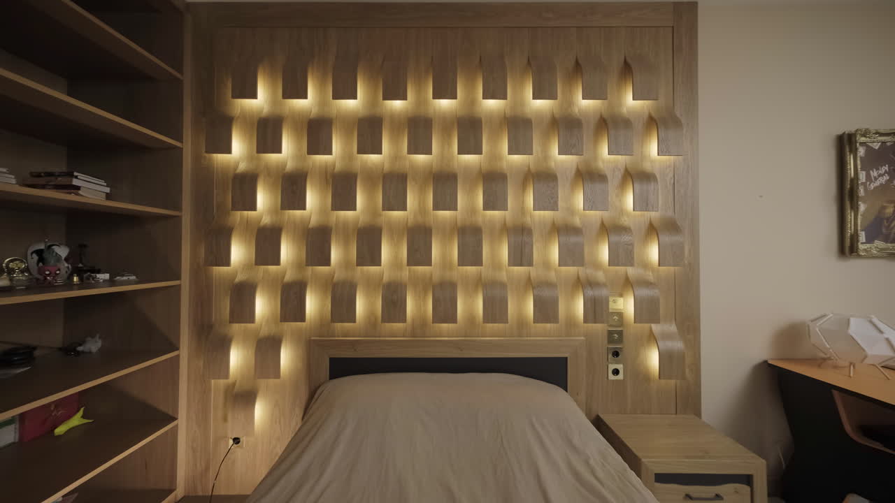 dormitorio moderno con cabecera de madera y estanterías incorporadas