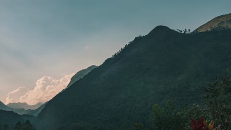 Hermosa-Naturaleza-Lapso-De-Tiempo-Con-Rayos-De-Dios,-Montañas,-Colinas-Y-Nubes-Durante-La-Puesta-De-Sol-En-Guatemala