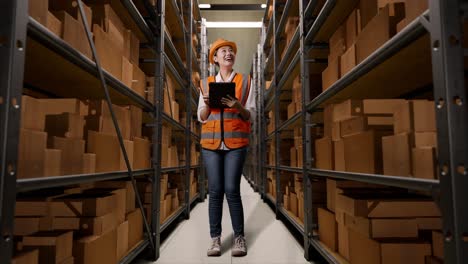 trabajador de almacén comprobando el inventario