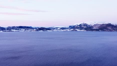 挪威的風景美麗, 冬天有平靜的海峡和雪山