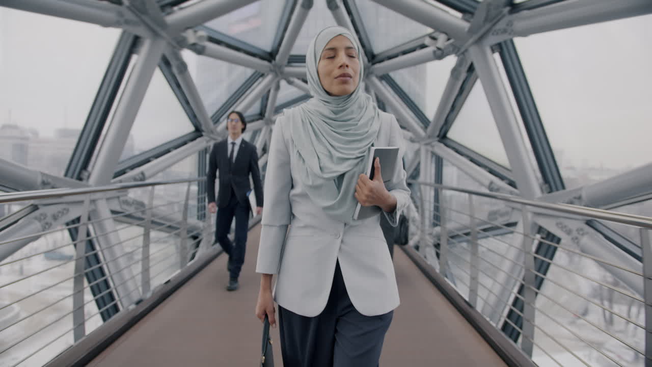 도시 다리 를 고 있는 사업가