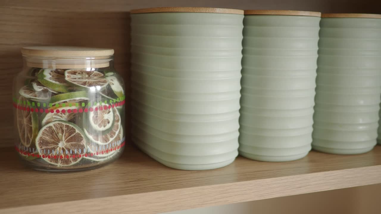 Potes com frutas e recipientes em uma prateleira