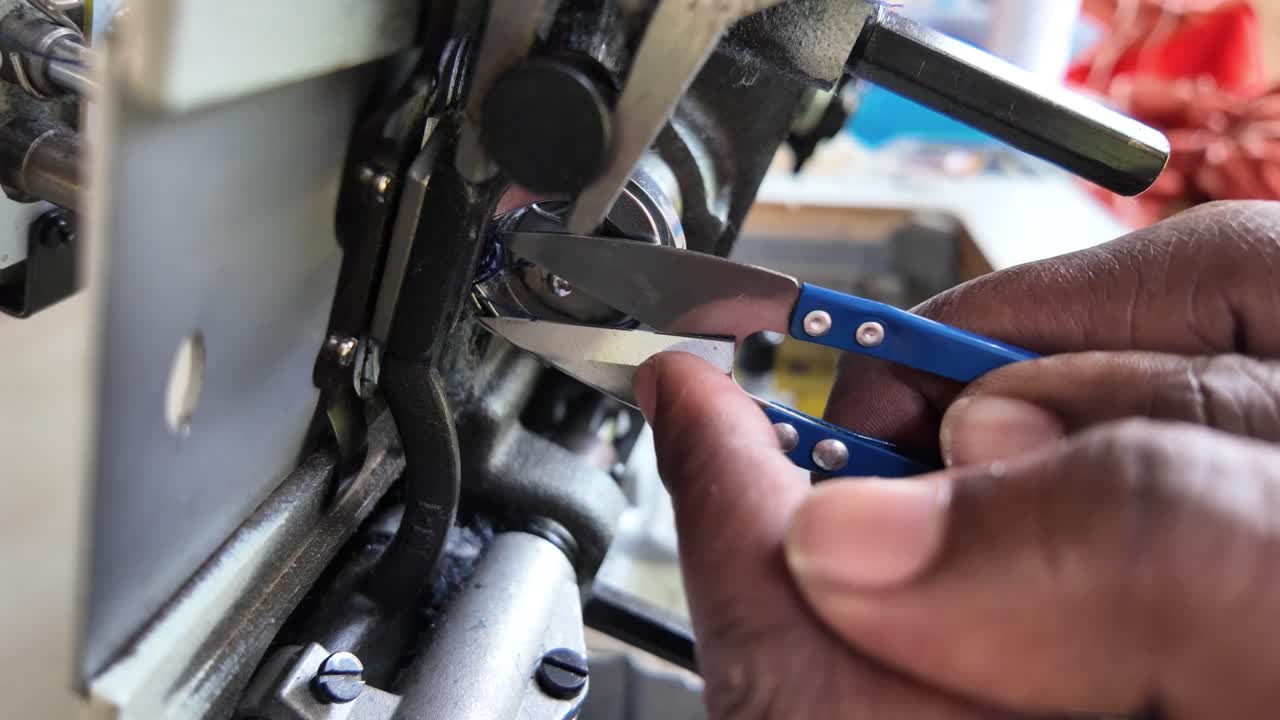 solucionar el problema de costura inversa en la máquina de coser