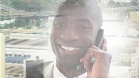 animación de un feliz hombre afroamericano usando un teléfono inteligente sobre el paisaje urbano