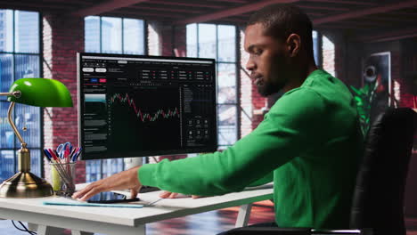 vertical video day trader uses computer to purchase stocks that might perform well