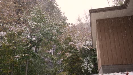 Cálida-Visión-De-Un-Hogar-Acogedor-Mientras-Cae-La-Nieve