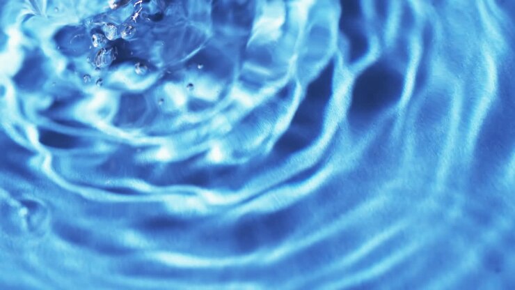 Video in primo piano di gocce d'acqua con spazio per il testo su sfondo blu