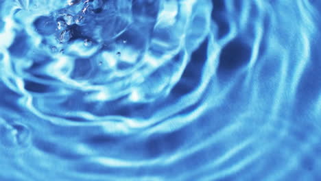 video de primer plano de gotas de agua con espacio de copia en fondo azul