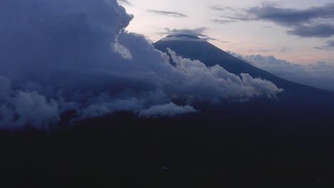 impresionante vista aérea del monte agung con una enorme nube esponjosa en primer plano