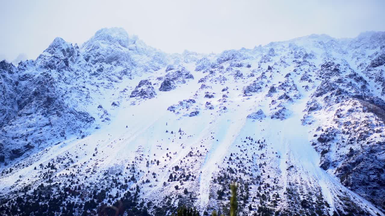La montagna Piltriquitrón si trova ai margini della città di El Bolsón nel cuore della Patagonia argentina