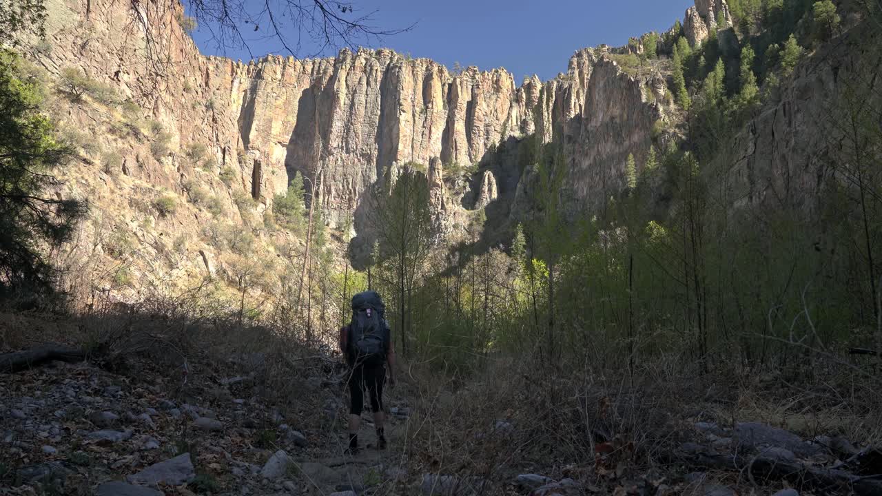 mujer solitaria caminando por los acantilados del cañón del río desierto de gila, nuevo méxico