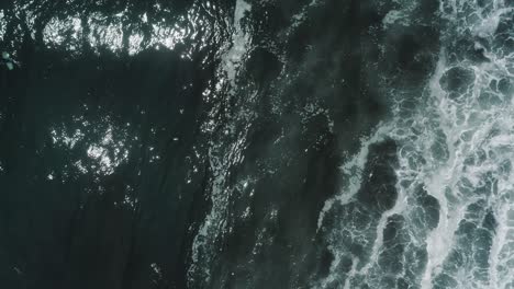 Relucientes-Aguas-De-Mar-Azul-Con-Olas-Blancas-Y-Espumosas