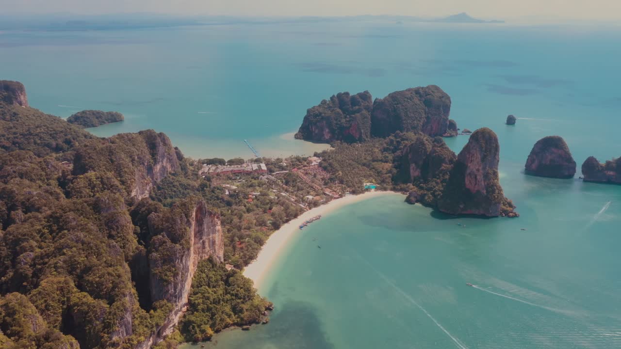 Krabi, Railay Beach dall'alto con panoramica drone
