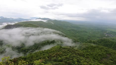 nubes rodando sobre montañas timelapse en kaldurg, palghar, mumbai