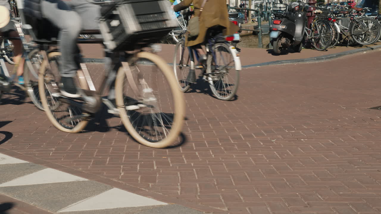 암스테르담 거리의 자전거 바퀴