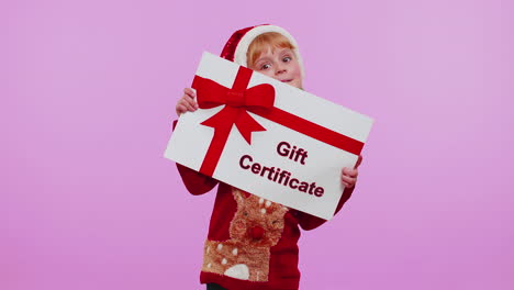 chica divertida lleva el sombrero de santa claus y el sombrero de presentación de la tarjeta de regalo certificado cupón ganador cupón