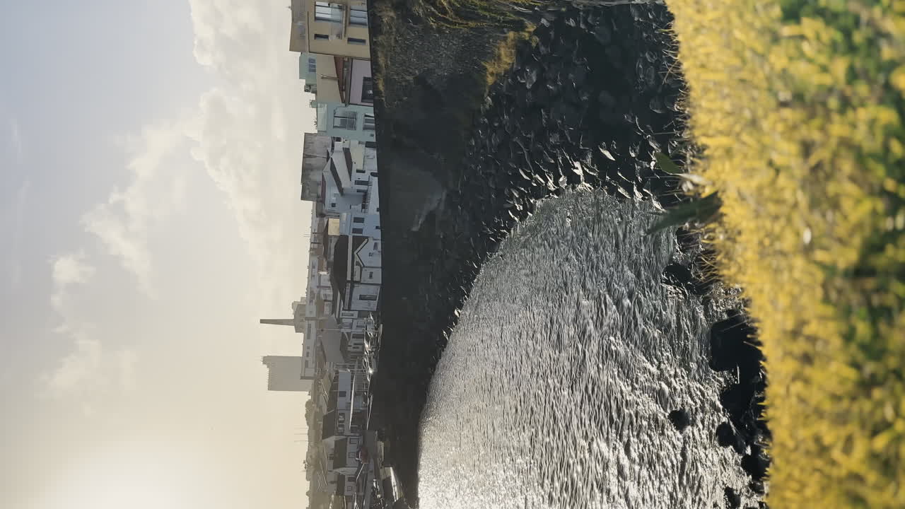 Scatto verticale del porto a Ponta Delgada, isola delle Azzorre, al tramonto.