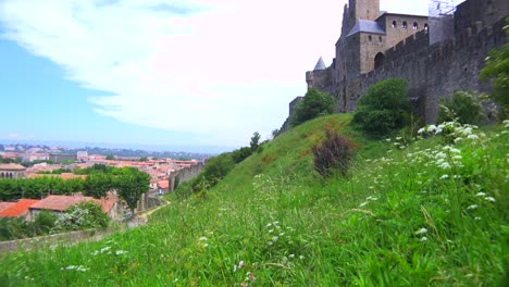 Incline-Hacia-Arriba-Desde-Los-Campos-Hasta-La-Hermosa-Fortaleza-Del-Castillo-En-Carcassonne,-Francia