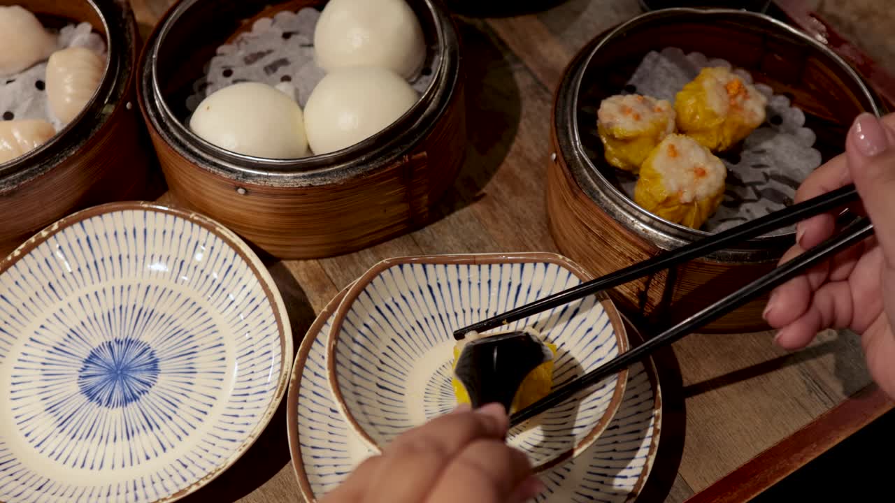 recogiendo siu mei de la canasta de dim sum