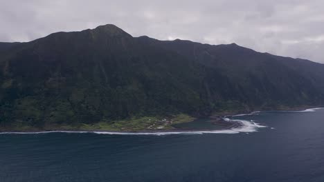 Pueblo-Rural-Costero,-Una-Laguna,-Con-Un-Exuberante-Paisaje-De-Acantilados-Verdes,-FajÃ£-De-Santo-Cristo,-Isla-De-São-Jorge,-Azores,-Portugal