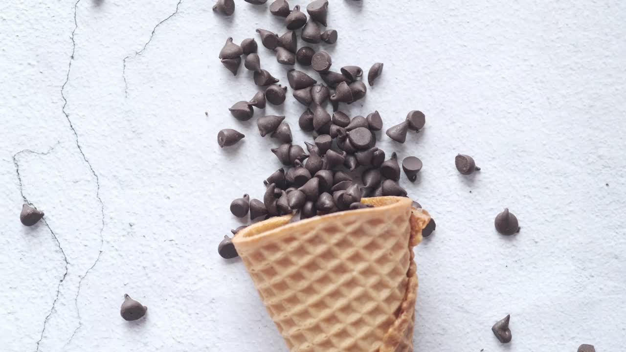 Cono gelato al cioccolato con gocce di cioccolato