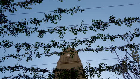 una antigua iglesia en egipto, una cámara moviéndose en el sentido de las agujas del reloj