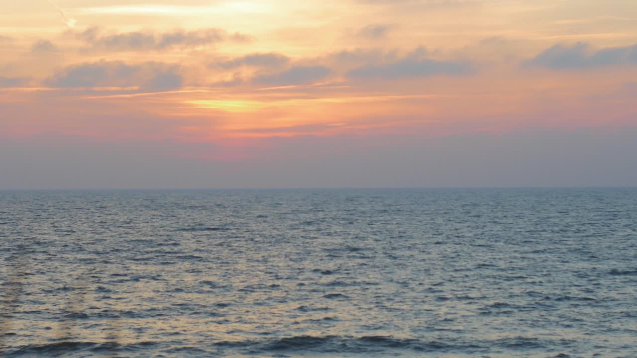 구름을 통해 바다에 낭만적인 일몰