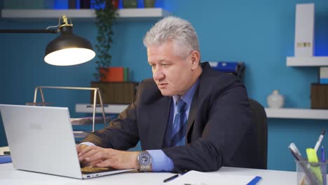 hombre de negocios que le gusta la aplicación.