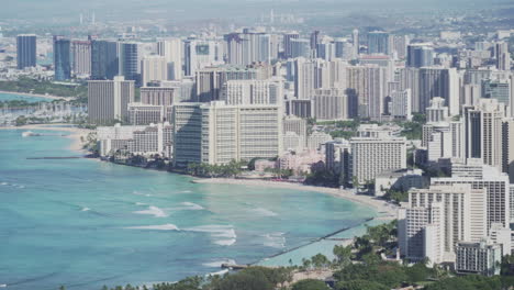 zoom: vista aérea de los edificios altos y la playa de arena de waikiki en la isla de oahu en un día claro y soleado