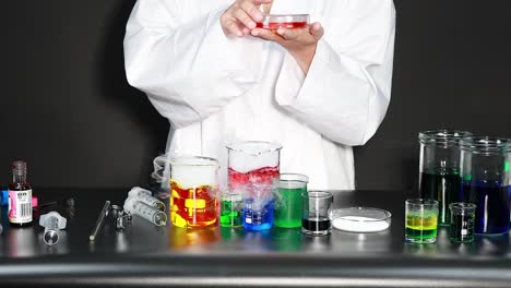 científico realizando un experimento con líquidos de colores